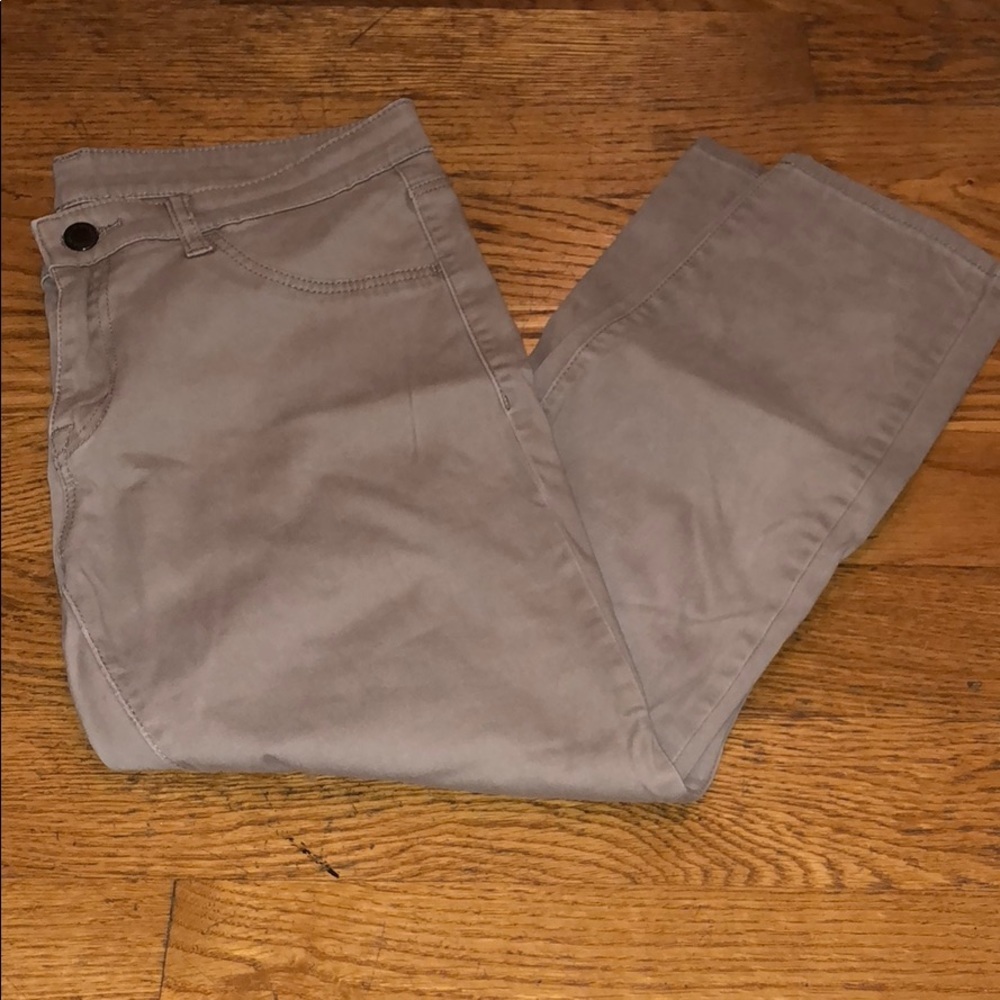 Uniqlo stretch beige crop pants. Size 28